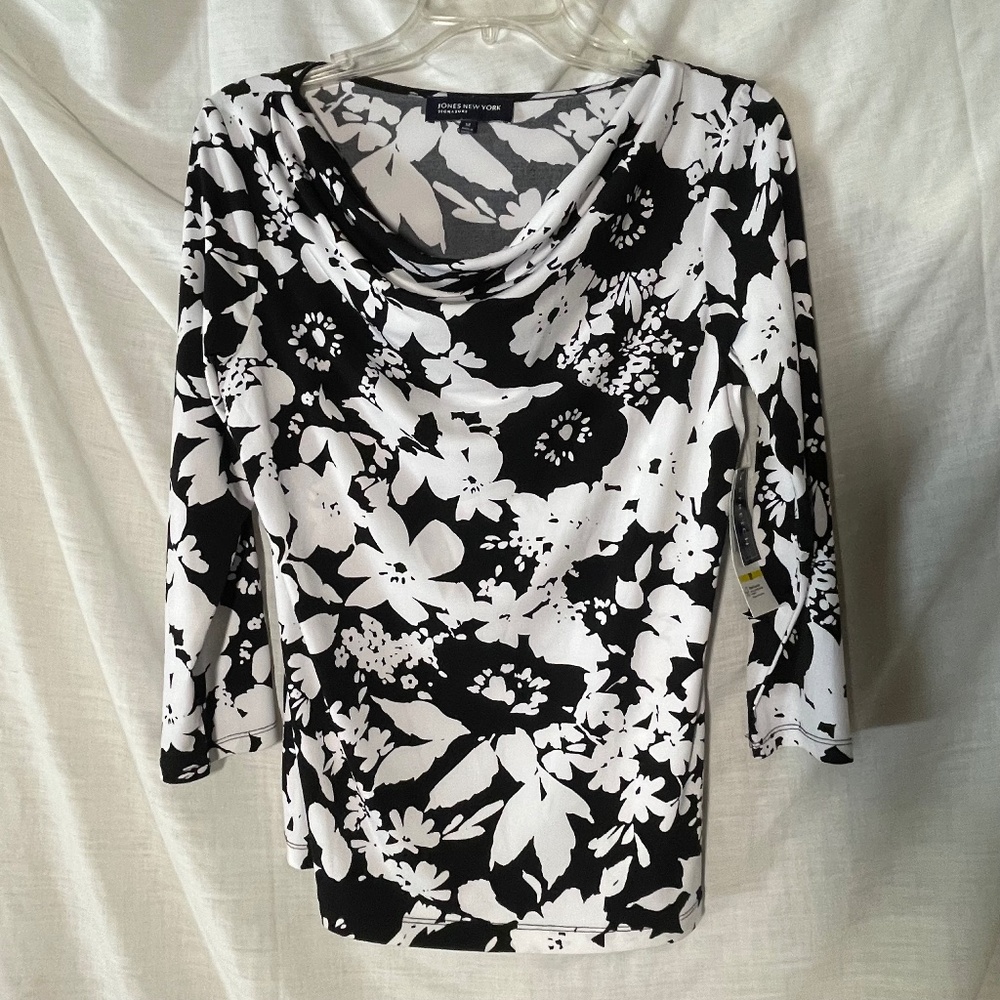 Jones New York Signature Woman’s Blouse. Scoop Neck 3/4 length sleeves. NWT